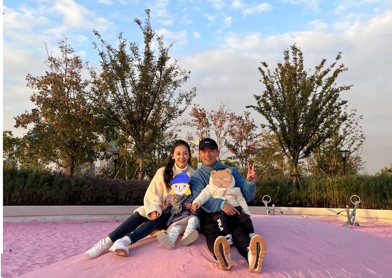 苗苗郑恺一家四口出游,一对儿女太可爱,幸福感十足!_时间_家庭_女儿