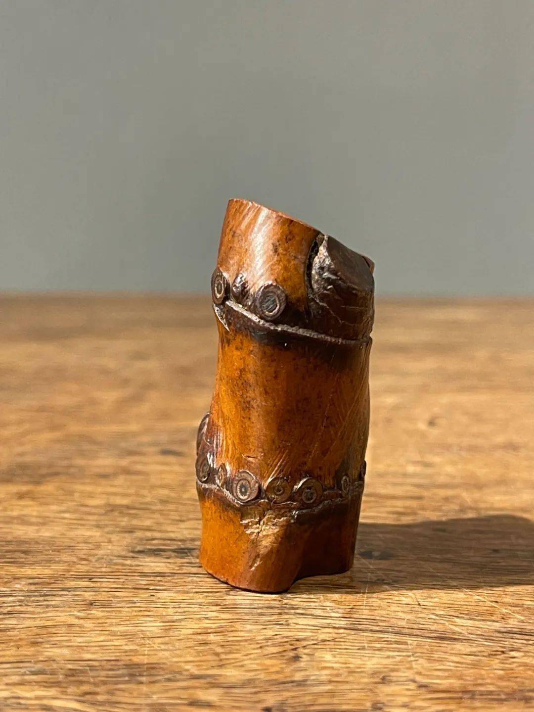 发人省思,坚硬之竹根经过多年之盘玩后,已经形成深褐金亮之包浆皮壳