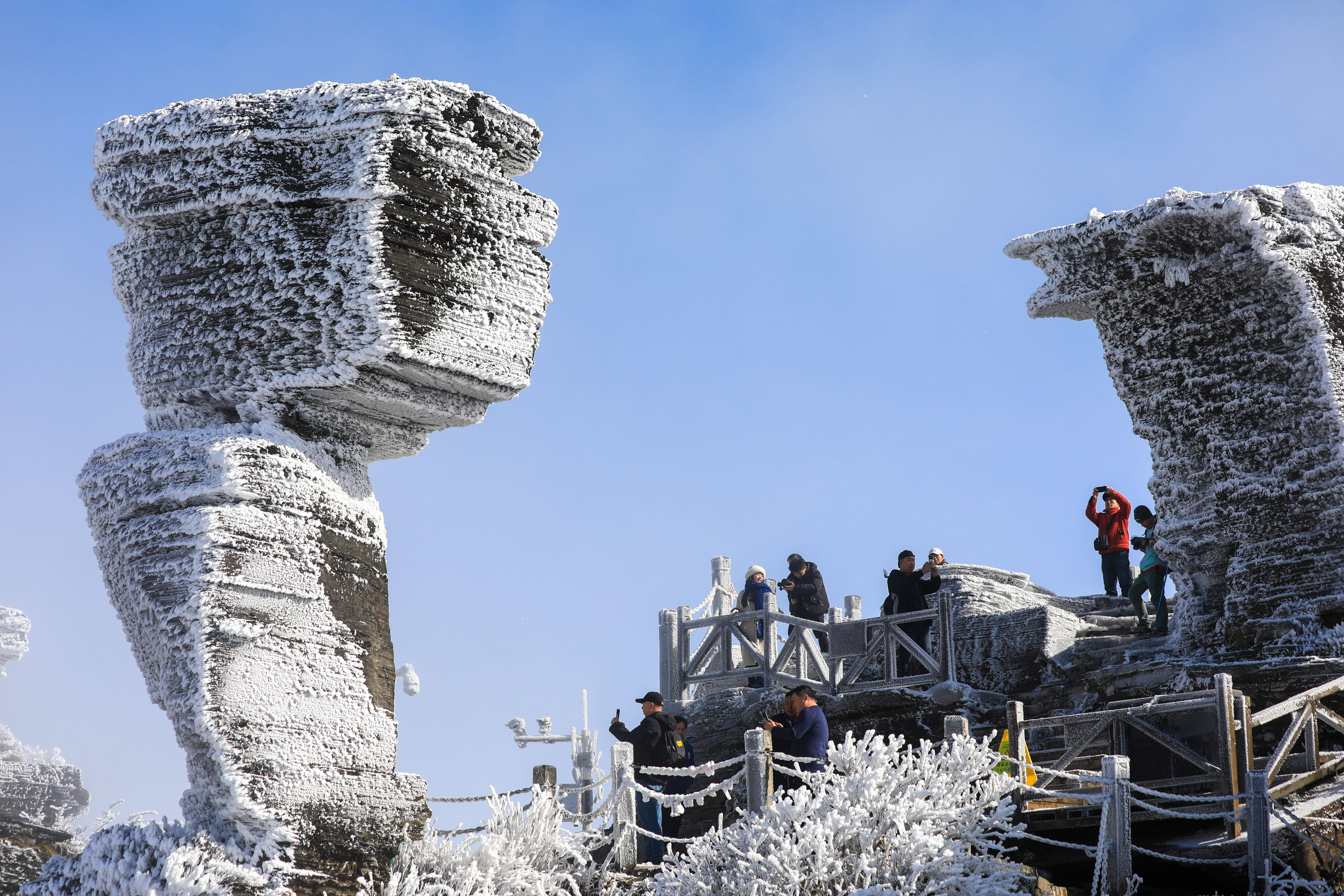 梵净山:冬雪云海佛光景色迷人