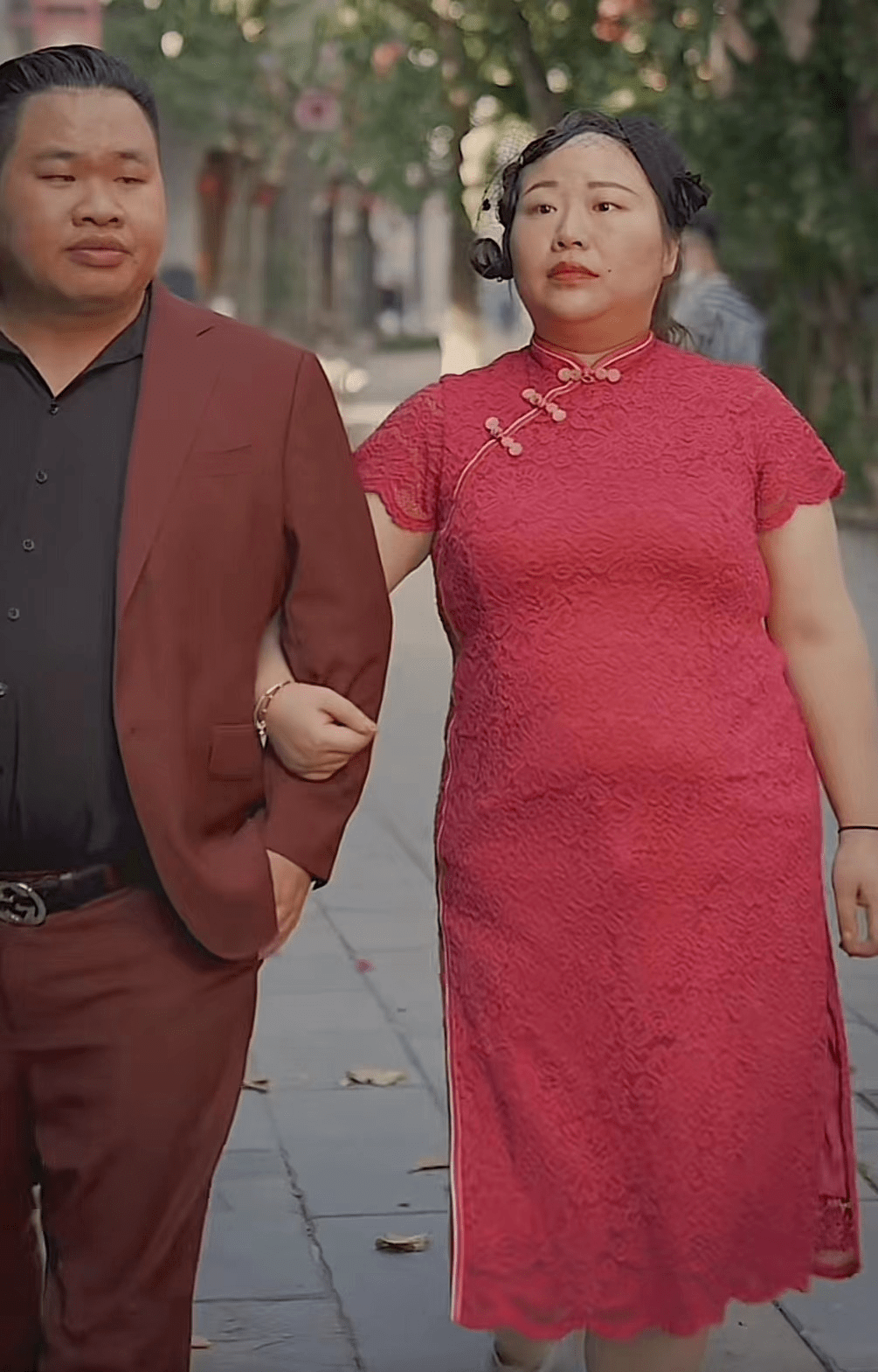 当背景音乐响起,她穿着一件贴身的旗袍,头上戴着复古的黑色网纱,头发