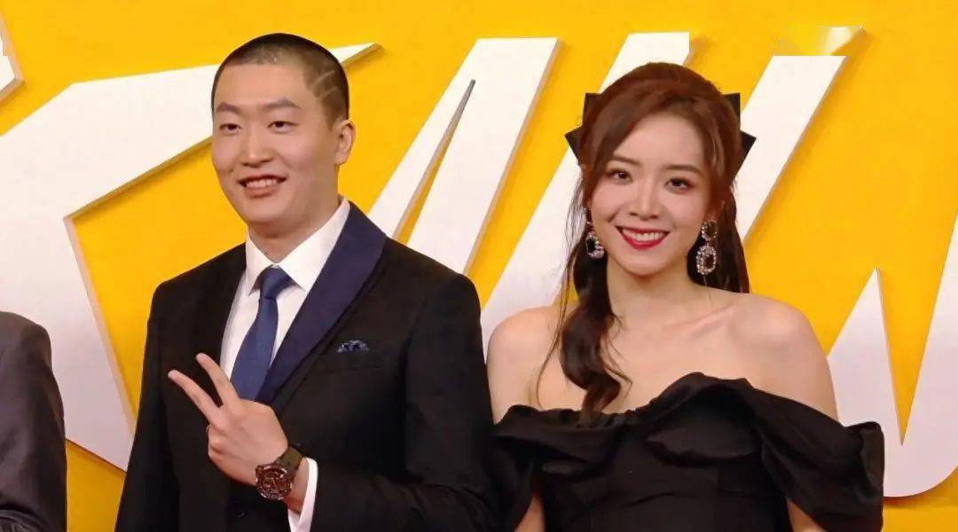 管泽元婚礼图公开,信息量巨大,王多多缺席,骆歆成边缘人_解说_向余霜