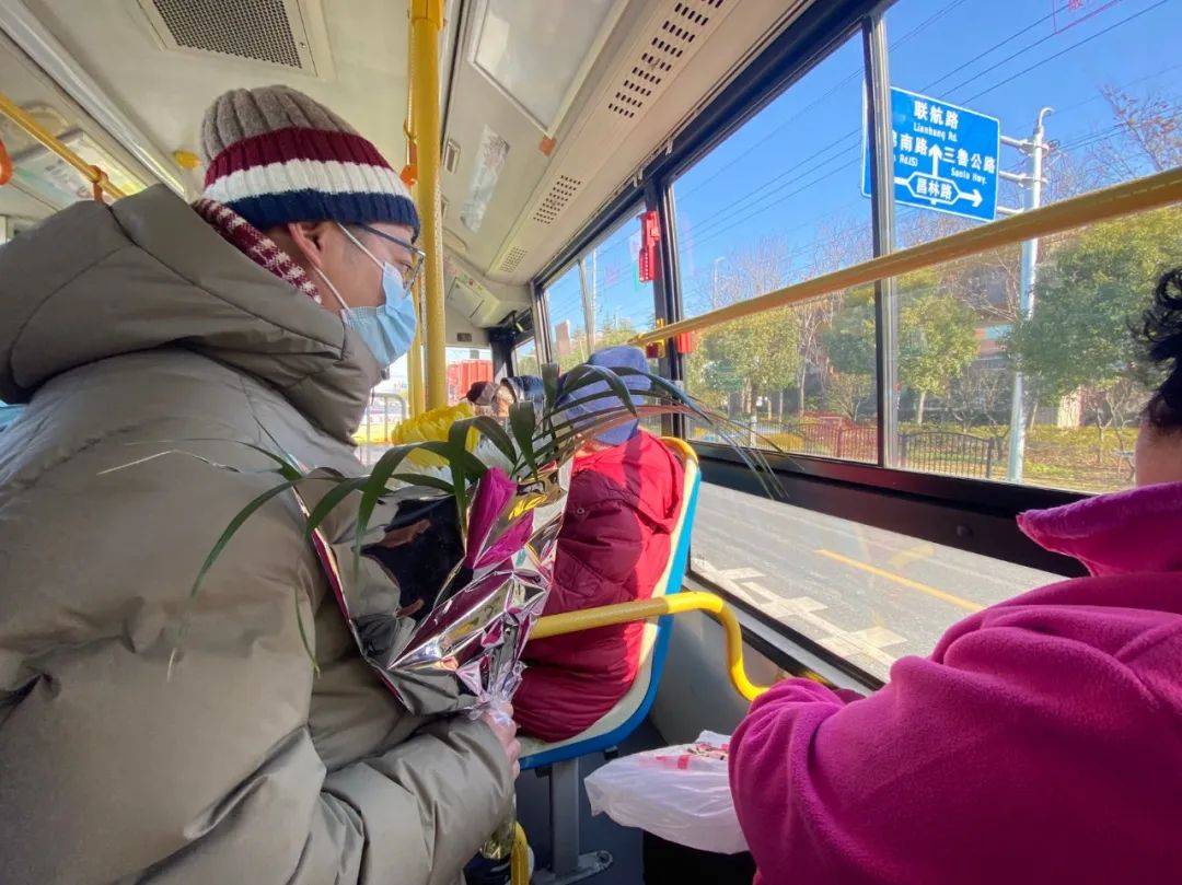 一下车就看到身着粉马甲的志愿者在指挥调度,接驳福乐山庄和轨交站点