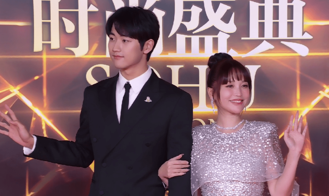 金莎带着小男友孙丞潇现身红毯,两人十指紧扣上来就大撒狗粮,还在红毯