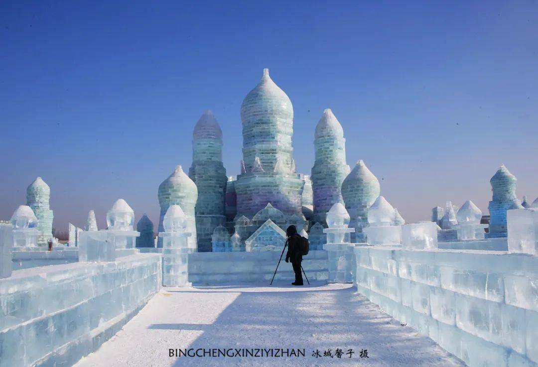 參加冰雪大世界二十多次,有時一年來幾趟,但從來沒坐過這冰滑梯,更