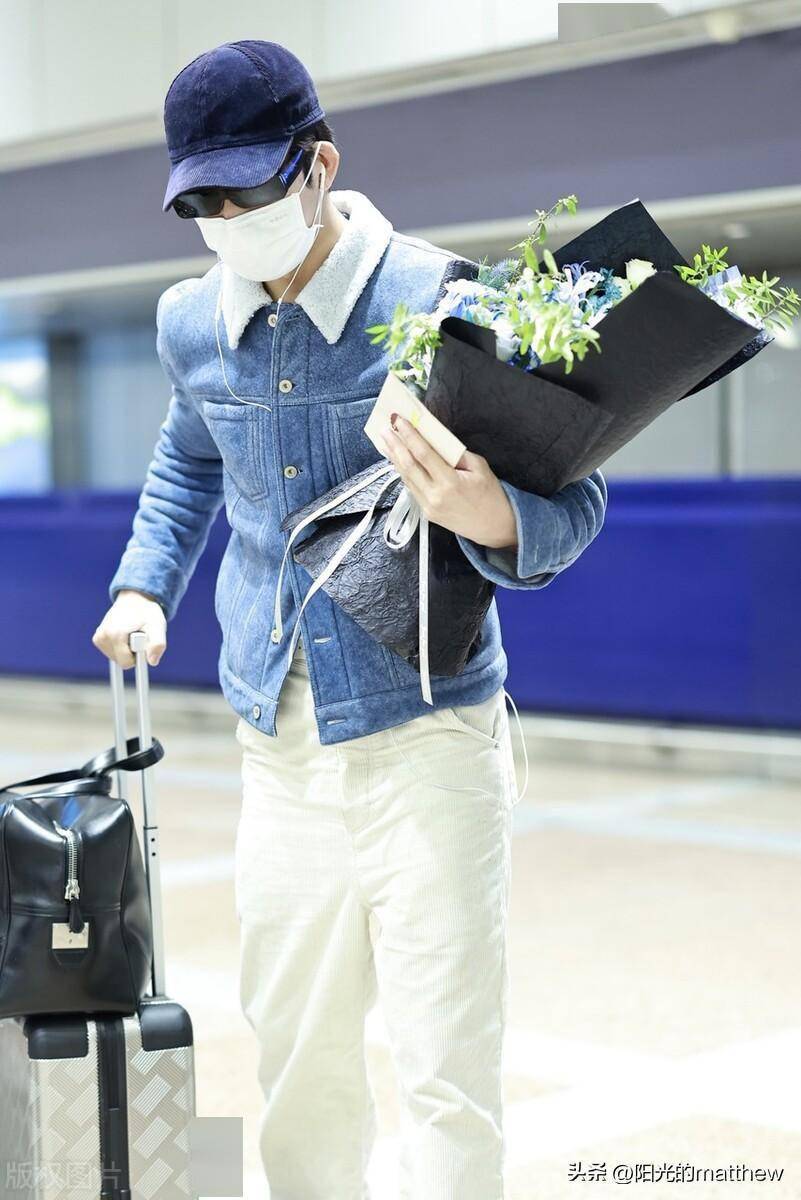 街拍:井柏然毛领牛仔夹克 白色阔腿裤 棒球帽简约帅气_北京_机场