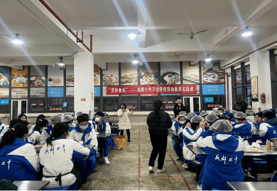 他给同学们介绍了七万食堂的美味菜品和七