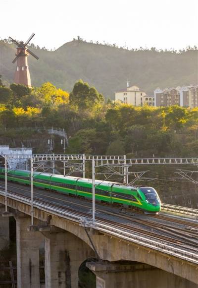 新成昆铁路通车一周年 累计发送旅客破2000万人次_成都_列车_攀枝花