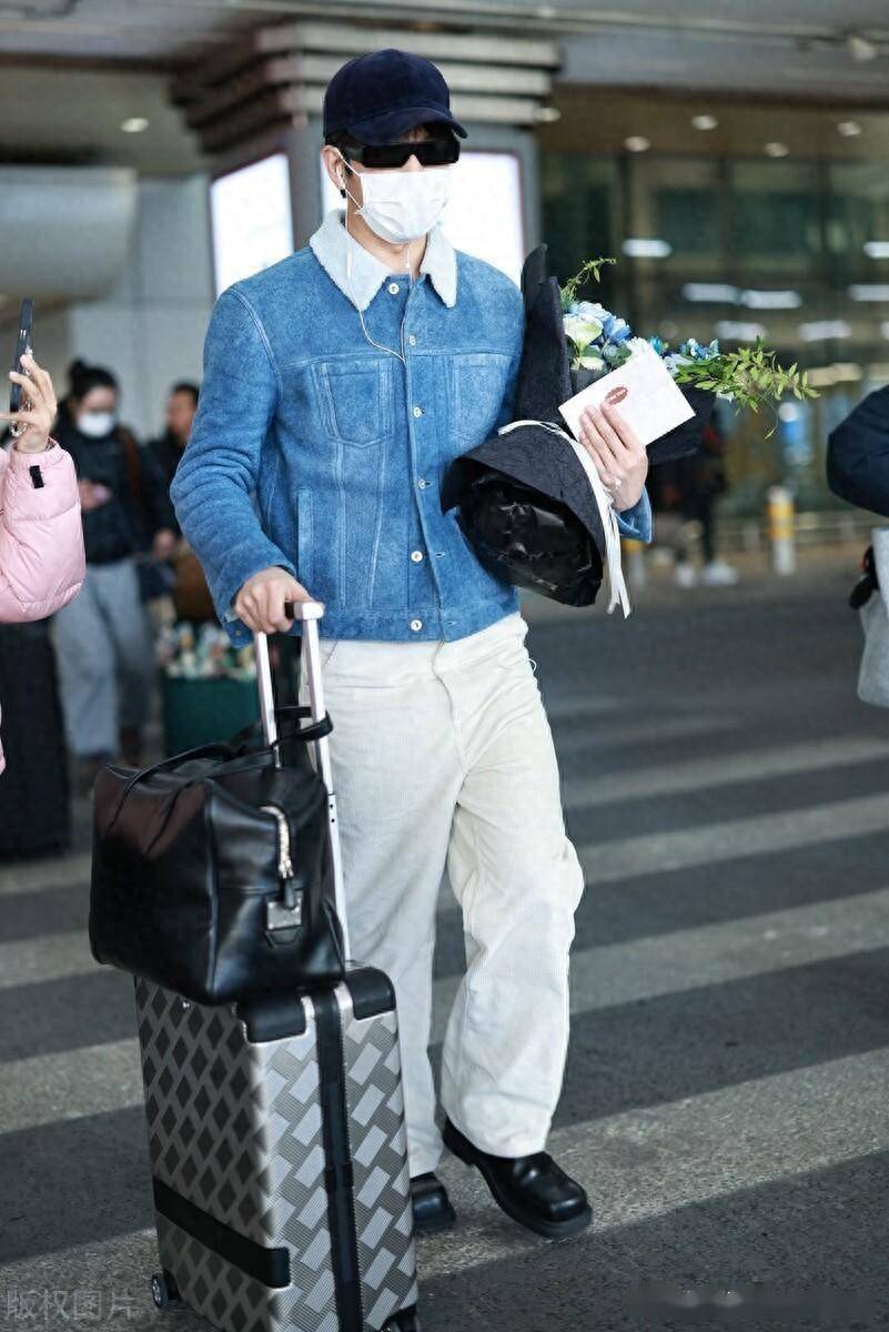 街拍:井柏然毛领牛仔夹克 白色阔腿裤 棒球帽简约帅气_北京_机场
