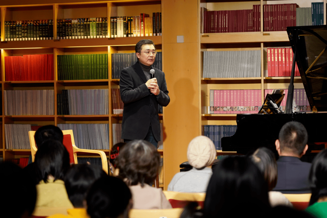 张岩向上滑动阅览青年男高音歌唱家.