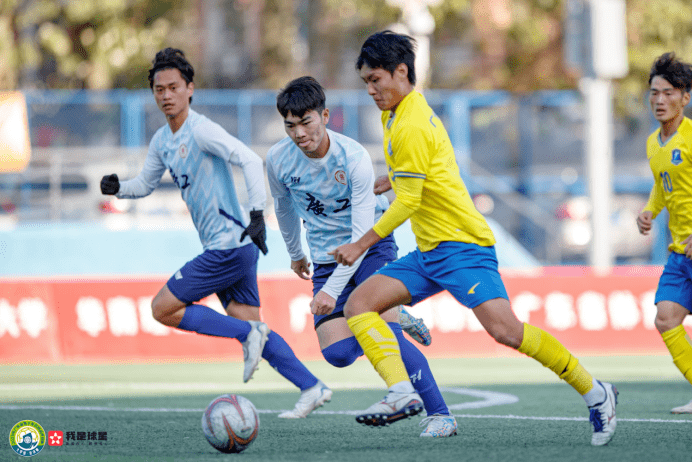 比赛精彩瞬间学校党委副书记陈琦,训练竞赛部主任薛文忠,足球学院班子