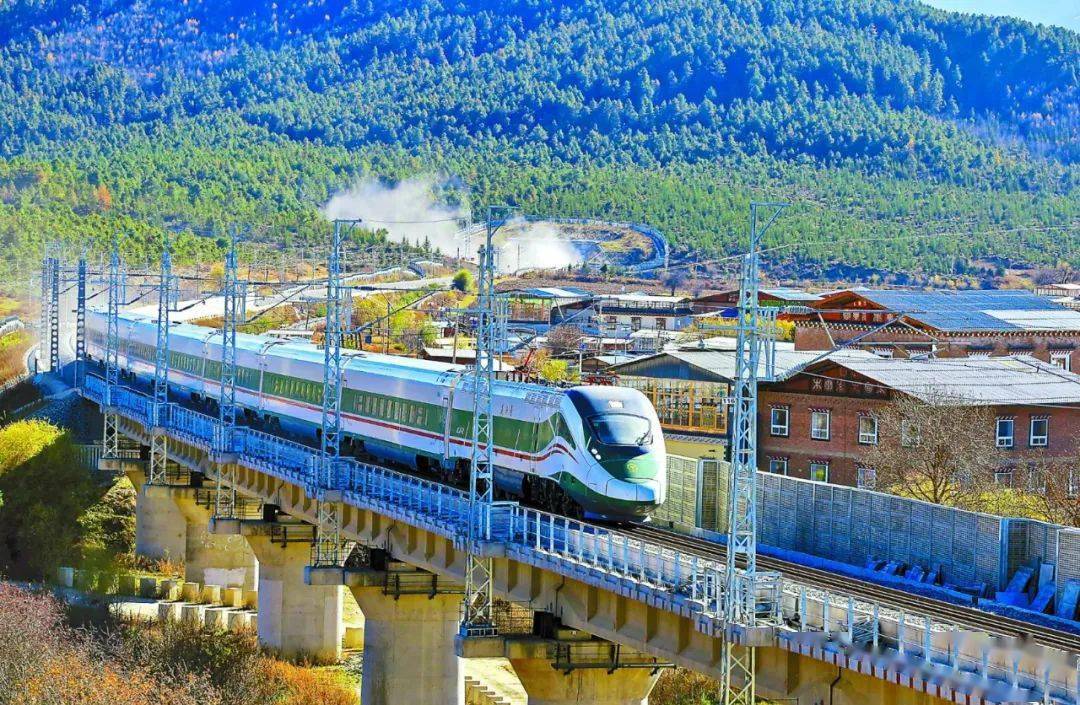 这一年,丽香铁路运营通车,彻底结束了香格里拉不通高铁的历史.