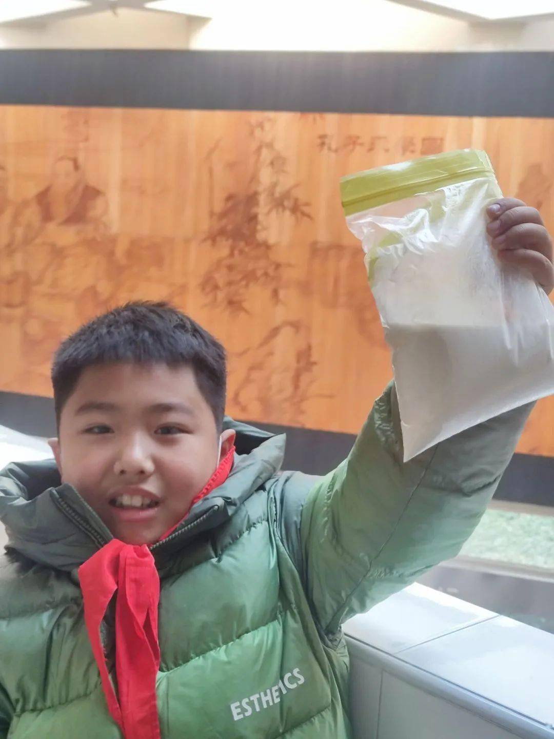 同学们设计制作的鸡蛋保护装置环保又美观,还有减震,缓冲等效果.