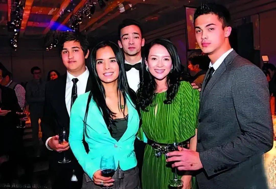 现状:住纽约豪宅,家暴前夫已离世,3个儿子成最大心结_迈克尔·史密斯