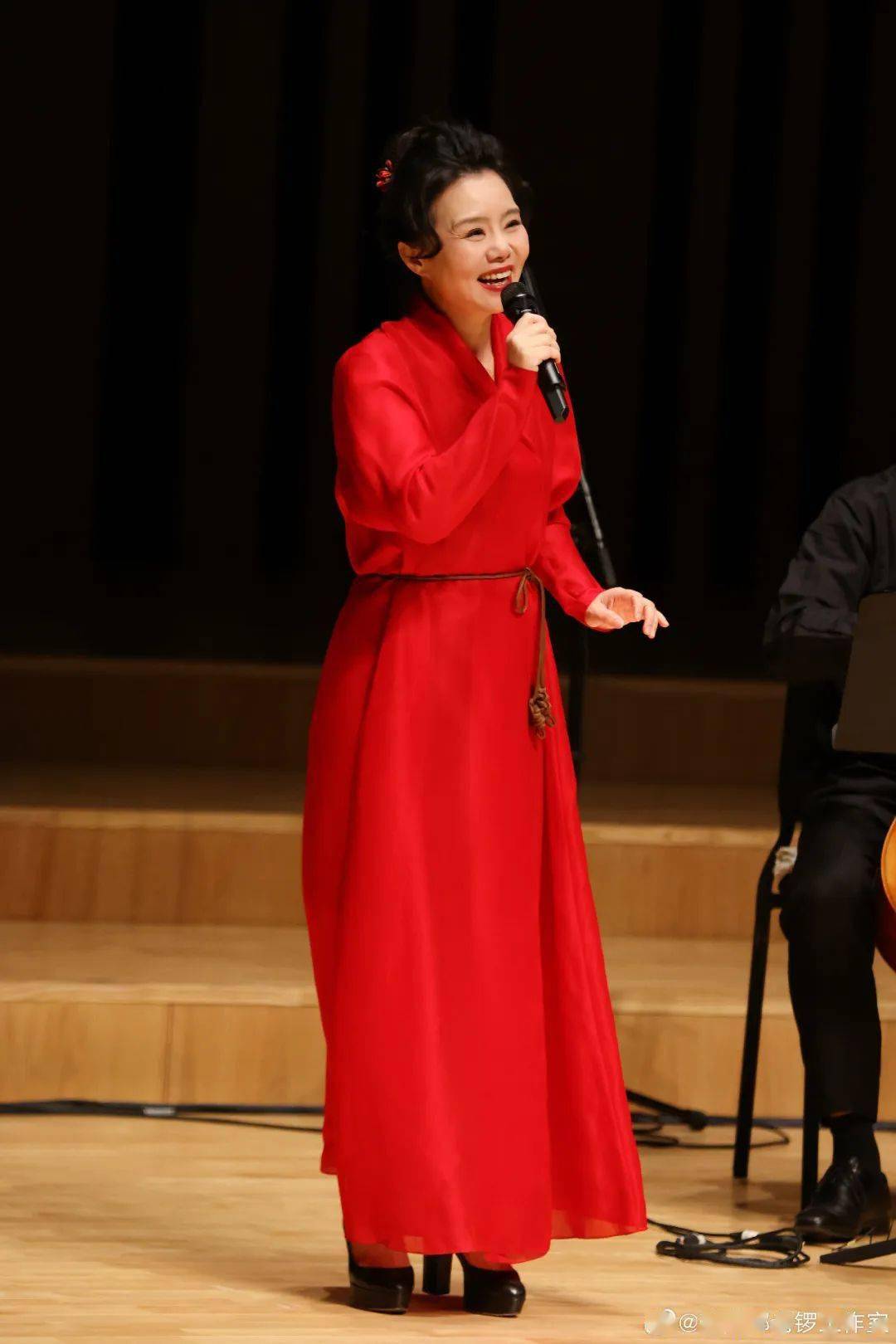 靠神曲成名的她,这次音乐会现场爆了_龚琳娜_演出_情感