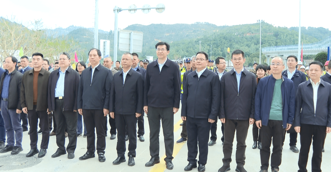 在沈海高速涂岭收费站通车仪式上,福建省交通运输厅厅长陈岳峰宣布