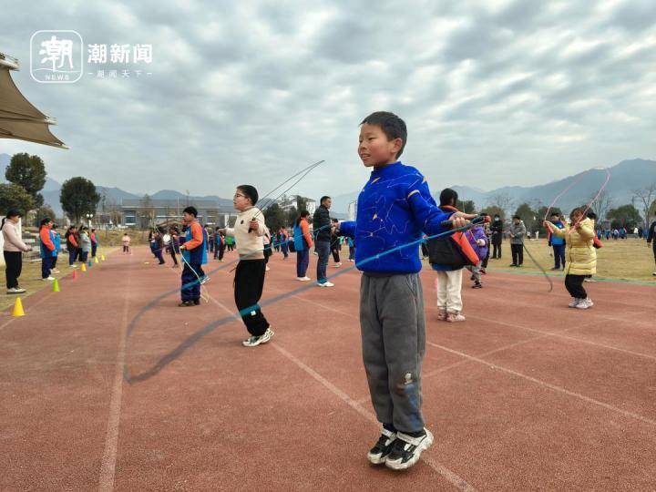 孩子們隨著音樂不斷變換動作,