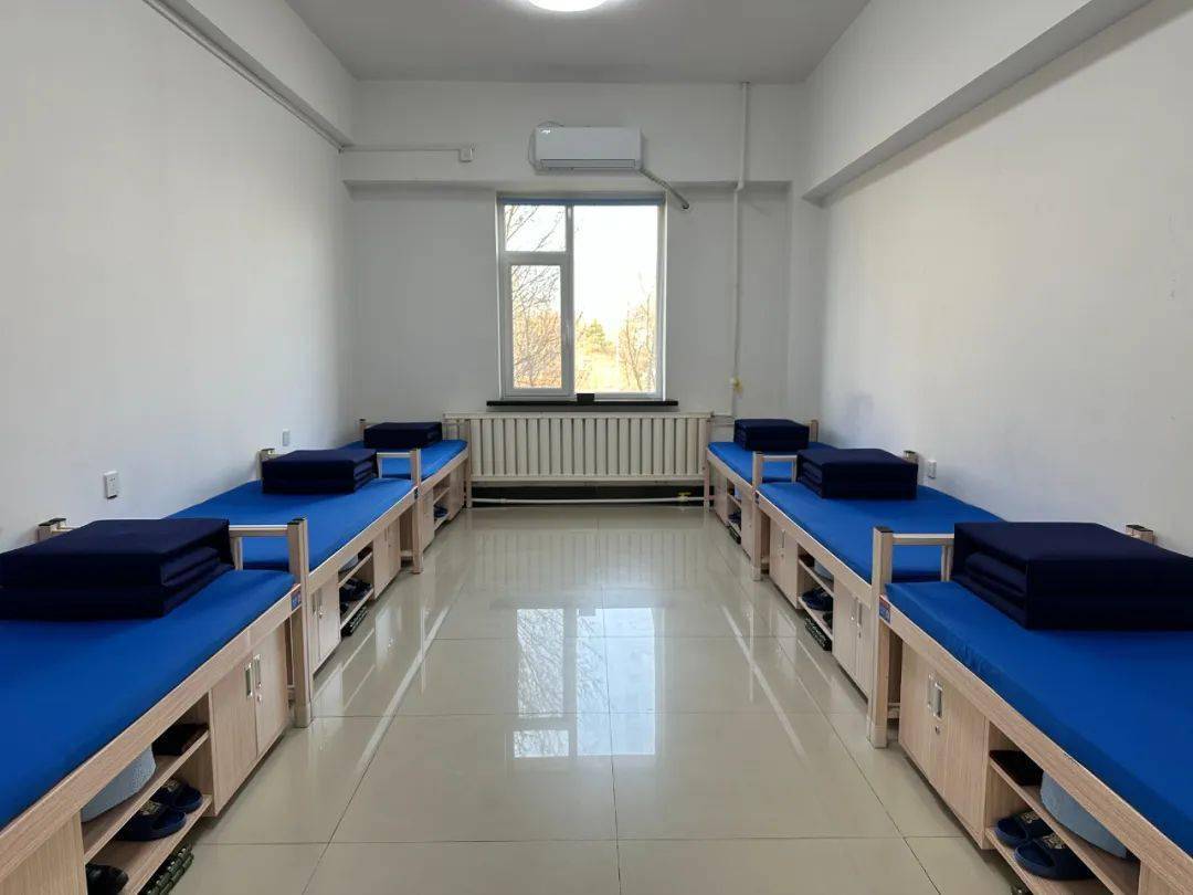 宿舍浴室,洗衣房全面升级改造过滤式饮水机等设备设施大队营区内全楼