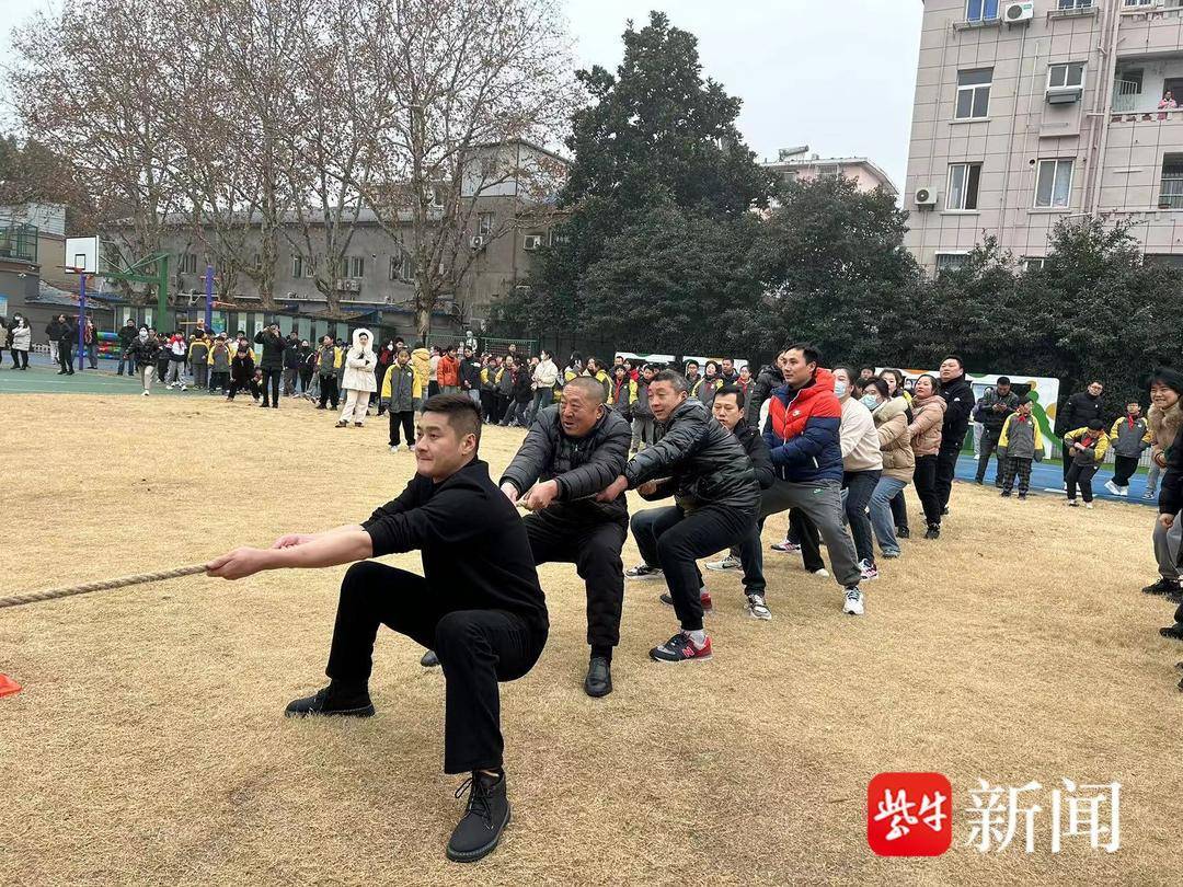 家長設計了很多有趣的親子運動,比如家長拔河比賽,1-2年級的