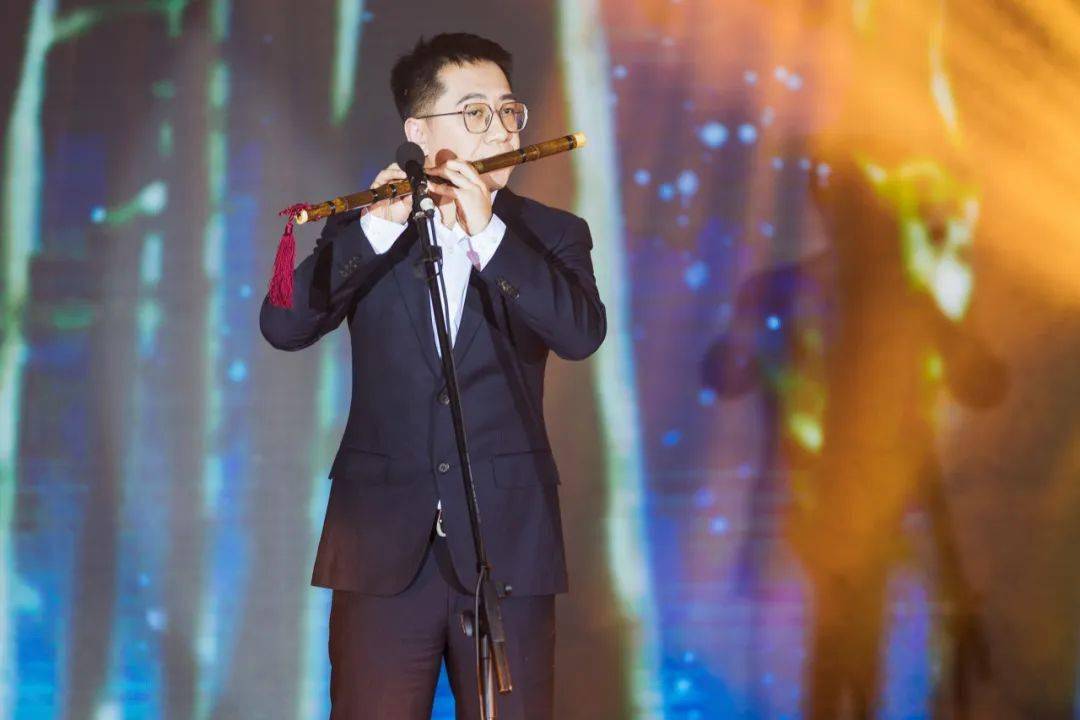 党旗飘扬的方向朗诵-十年磨一剑向建院十年献礼歌曲-我们的时代主持人