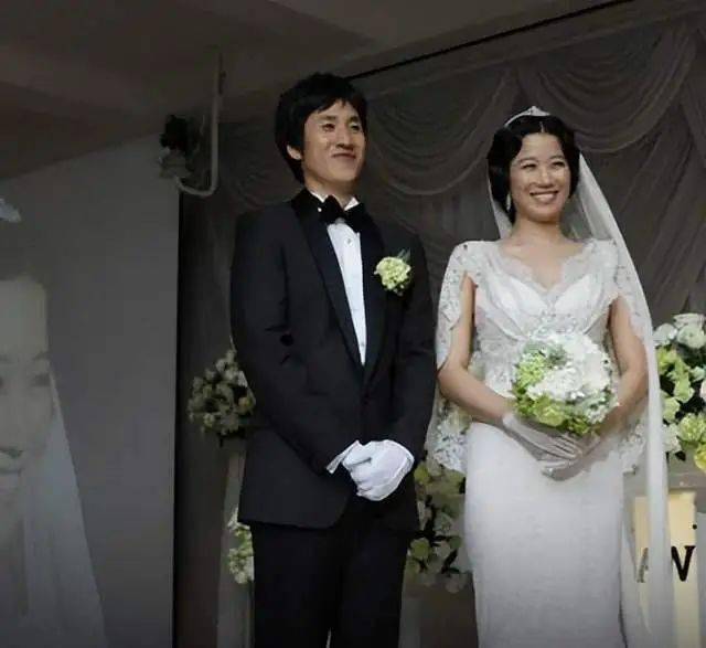 據悉,李善均在戀愛七年後與女演員全慧珍結婚,並育有兩個未成年兒子.