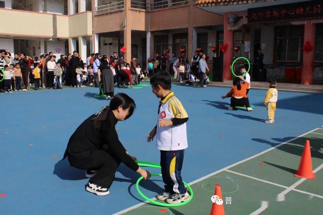 78搭橋過河遊戲78幼兒踩在泡沫墊上 ,緩緩向前移動, 移動的同時要