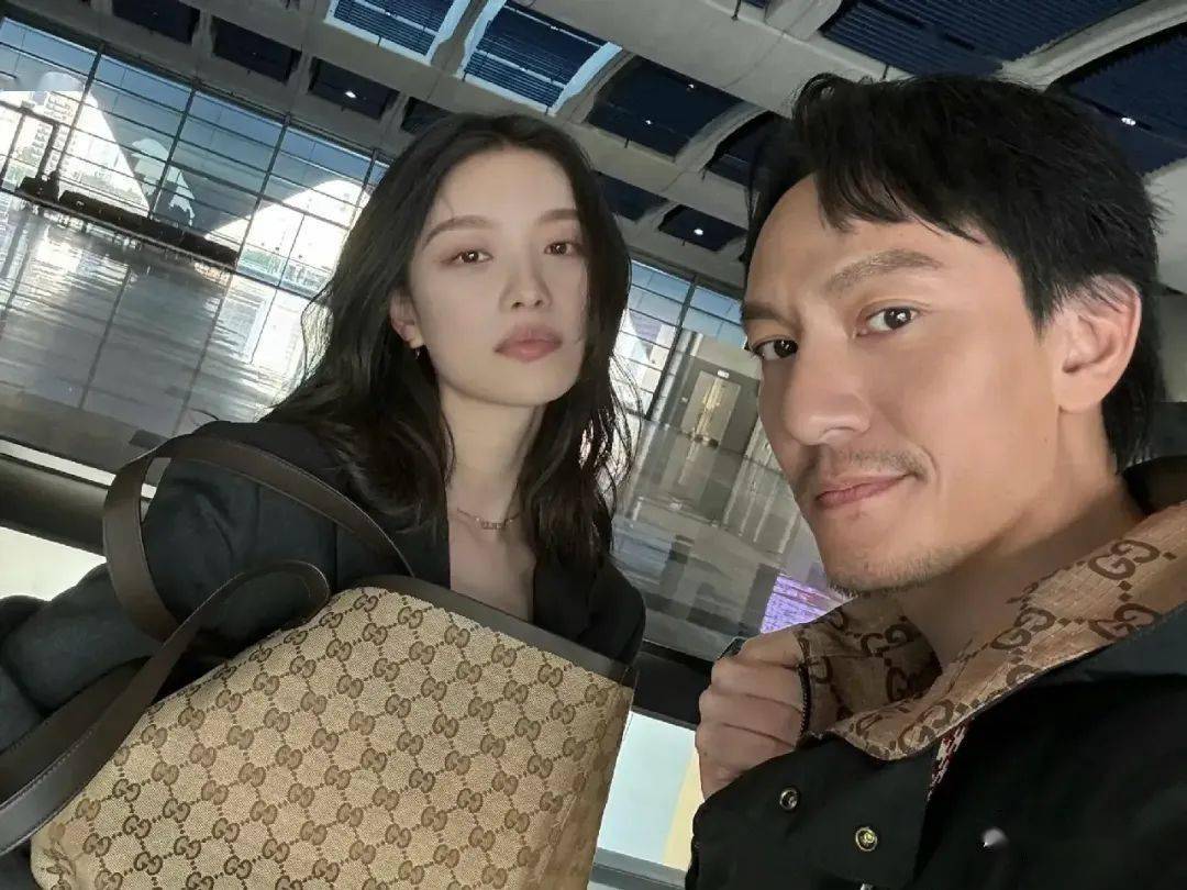 张震在机场偶遇倪妮后自拍留念 老友见面倍感亲切_娱乐_好友_雪暴