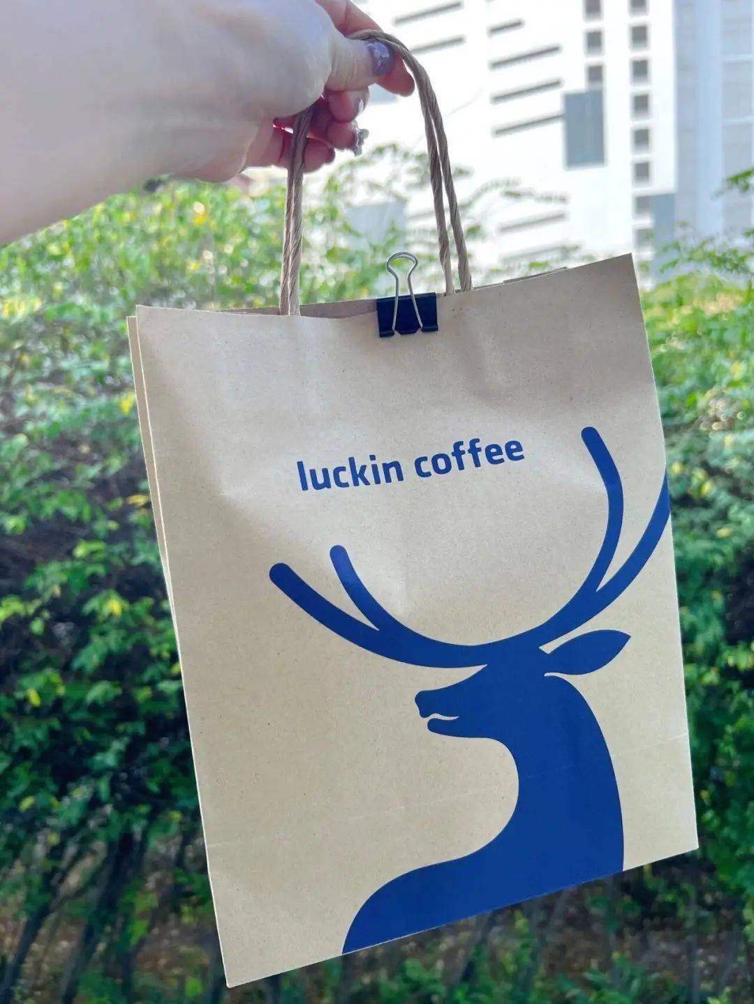 泰国瑞幸包装袋,和中国瑞幸包装袋高度相似.
