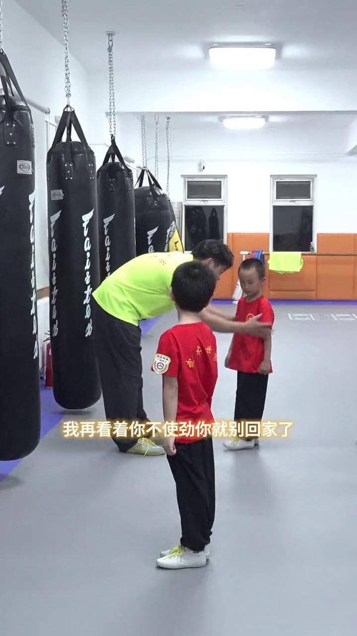 少儿武术抡臂提膝砸拳教学,孩子快要放弃时候就是提升的开始,孩子坚持