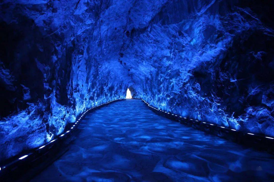 隧道而入加上洞内景观特色突出美轮美奂的灯光上林大龙洞全新升级近日
