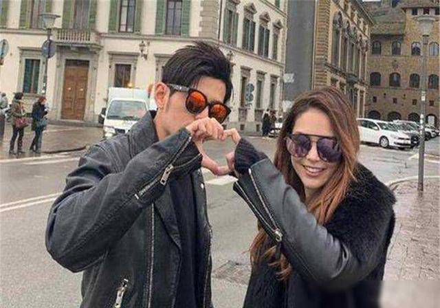 昆凌看篮球比赛,戒指如鸽子蛋一样大,两人爱情令人羡慕_篮球赛_钻戒