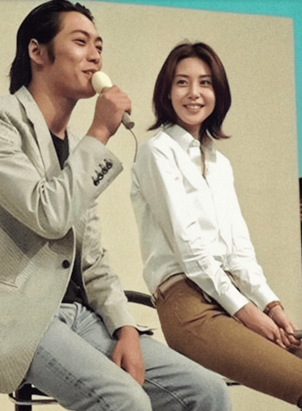 年年被传离婚,49岁日本神颜夫妻终于同框:比木村拓哉还好磕.