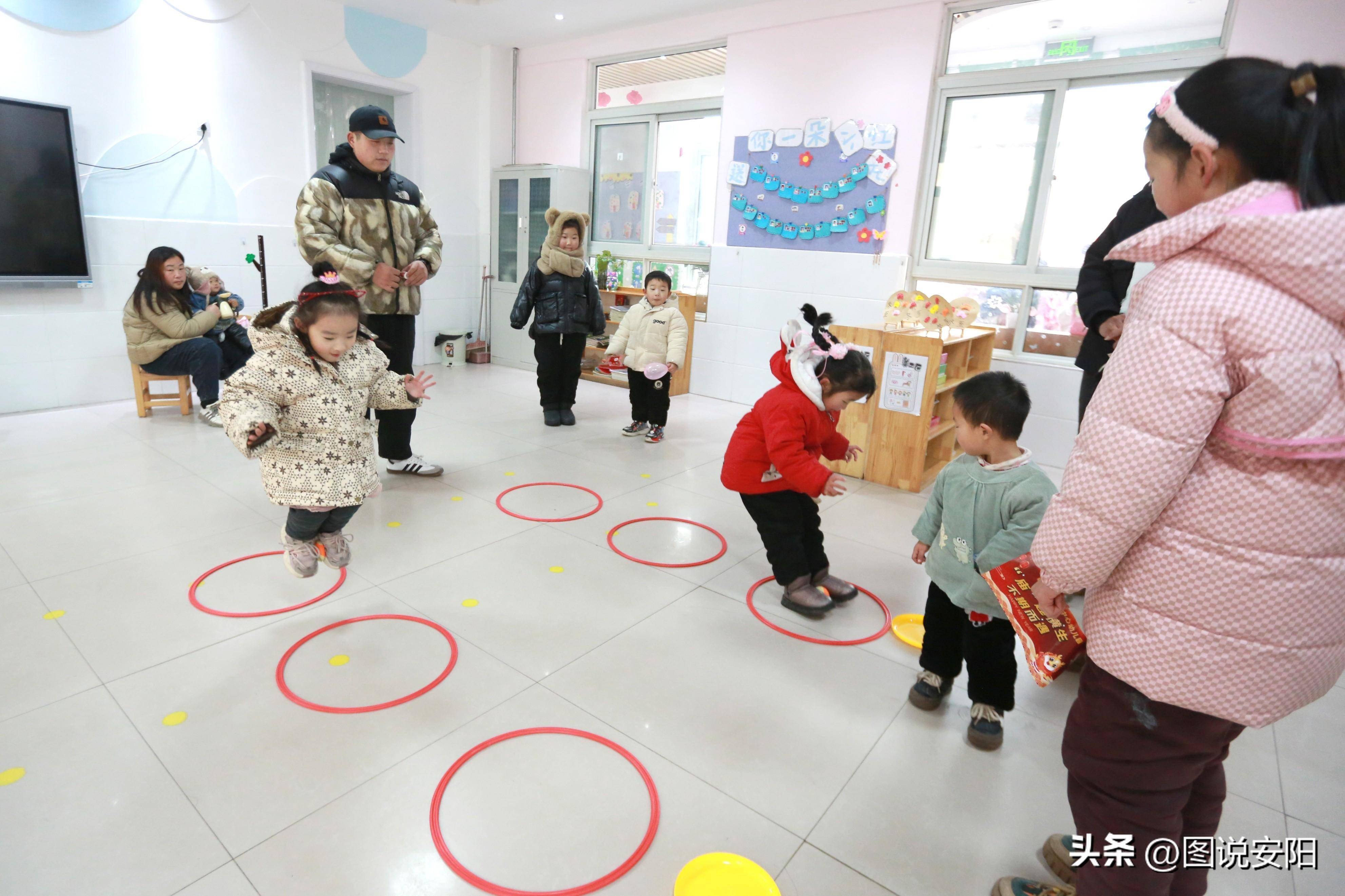 河南安陽:小朋友逛廟會迎新年_遊戲_龍娃_幼兒園