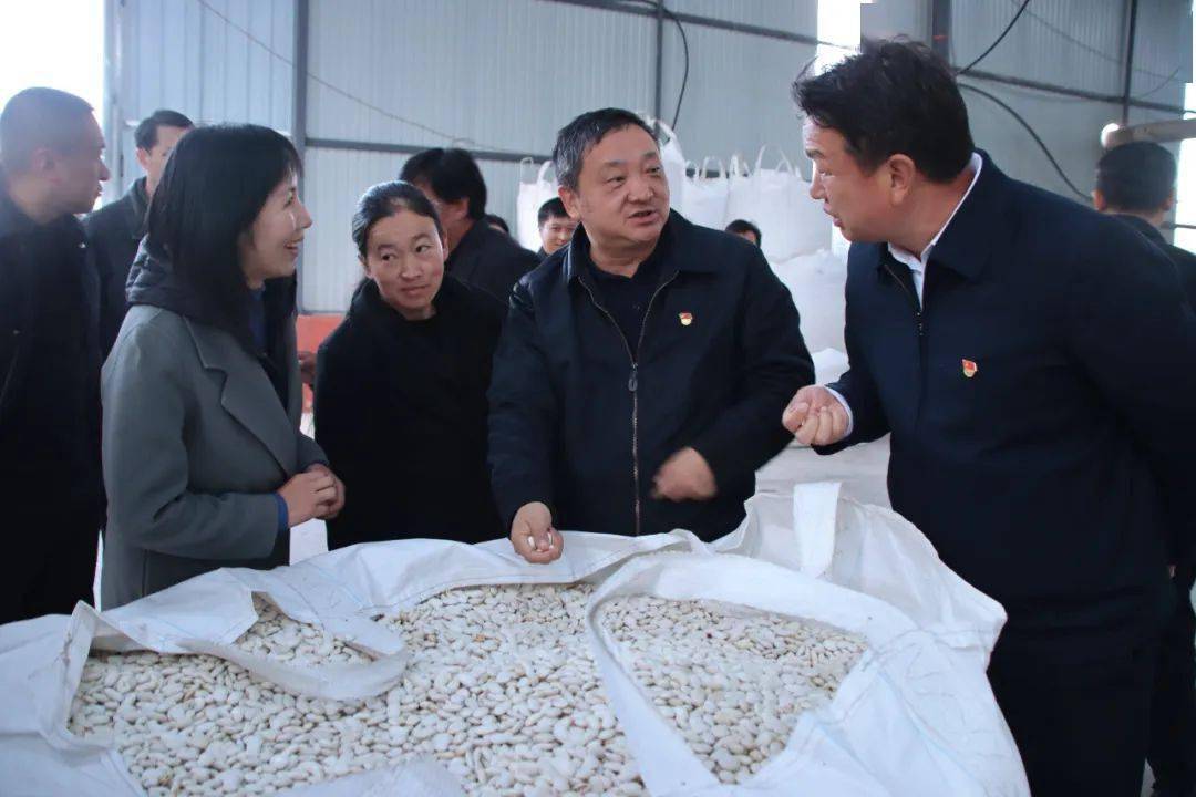 在马登镇新民村剑川县蓝月谷农庄有限公司调研时,杨国宗强调,要优选