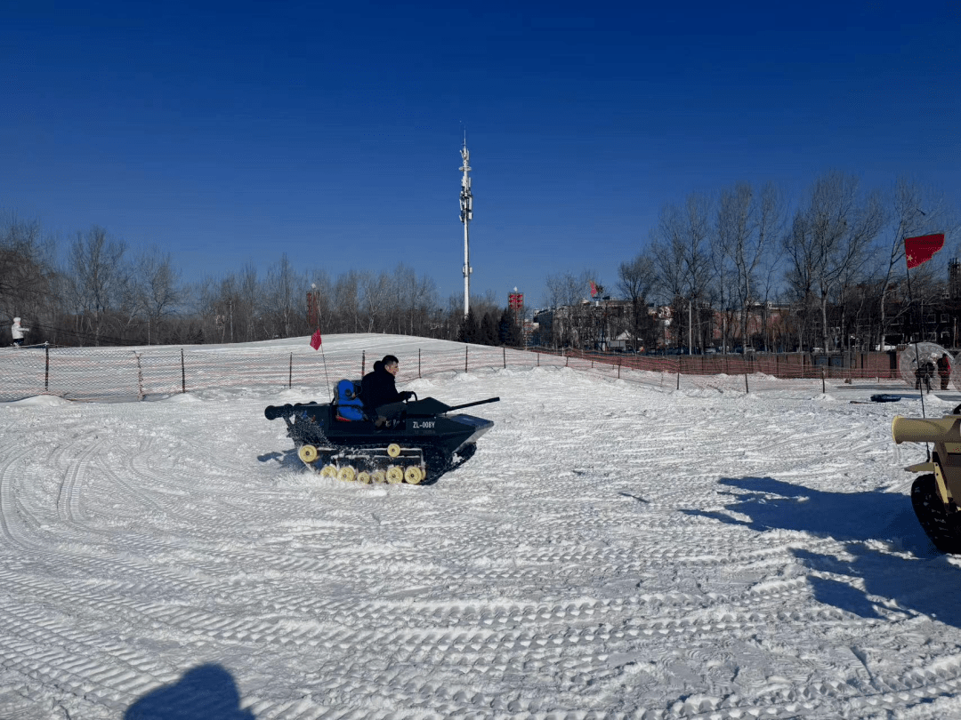 雪地坦克相比傳統摩托車香蕉船更穩定,更安全,更吸睛,更好玩.