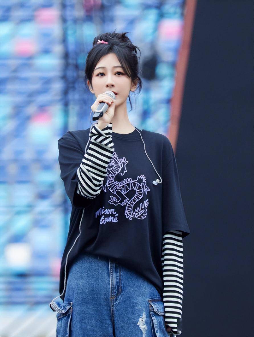 太惊艳:杨紫条纹上衣牛仔裤,淑女范十足!_显得_时候_网友