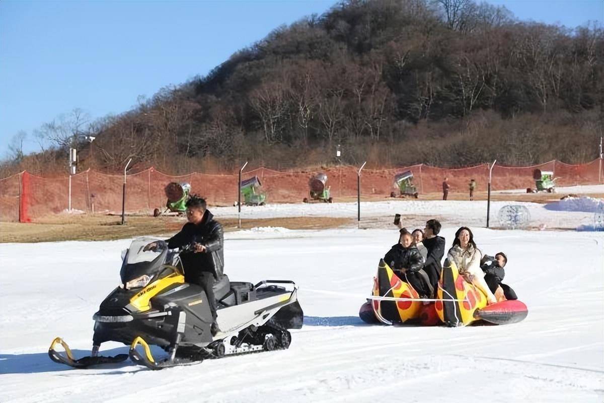 元旦假期,许多游客登上龙头山,来到滑雪场,或穿上滑雪板,站上雪坡上