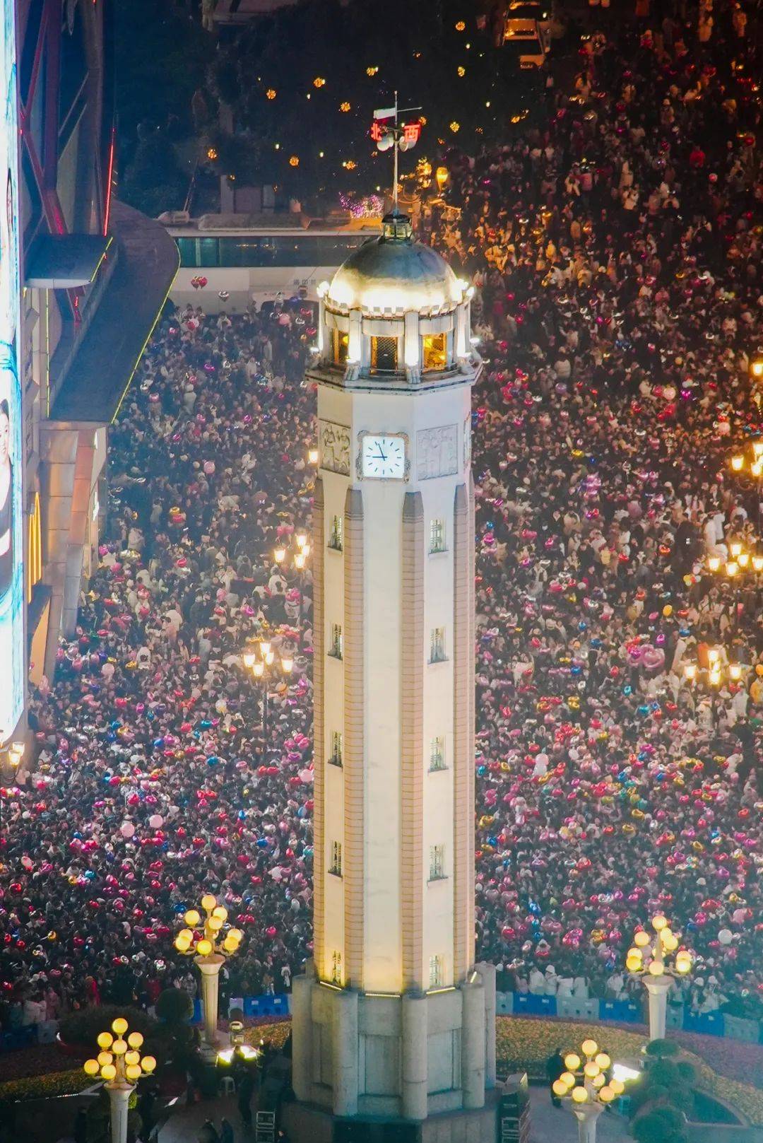 这…是跨年夜的青岛!五四广场挤到没信号,在石老人被踩了好几脚!