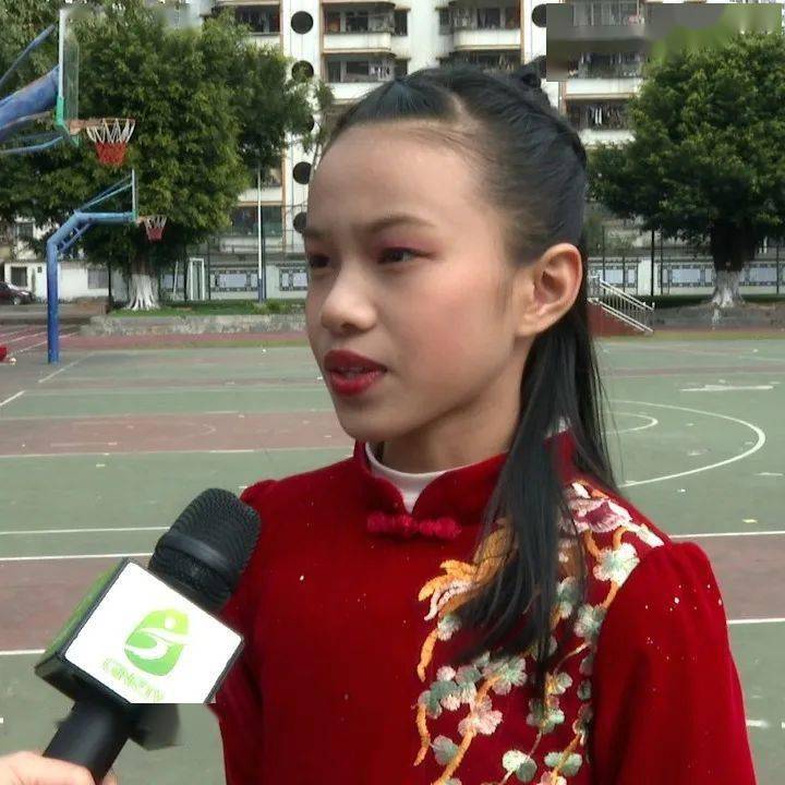 县第一小学学生 谢梓荧:我今天担任了活动的主持人和小演员,我感到