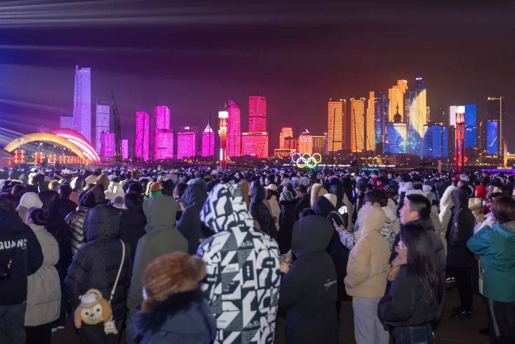 这…是跨年夜的青岛!五四广场挤到没信号,在石老人被踩了好几脚!