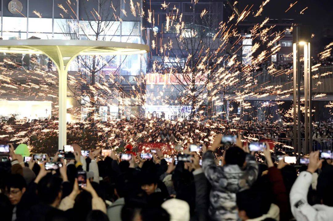 这…是跨年夜的青岛!五四广场挤到没信号,在石老人被踩了好几脚!