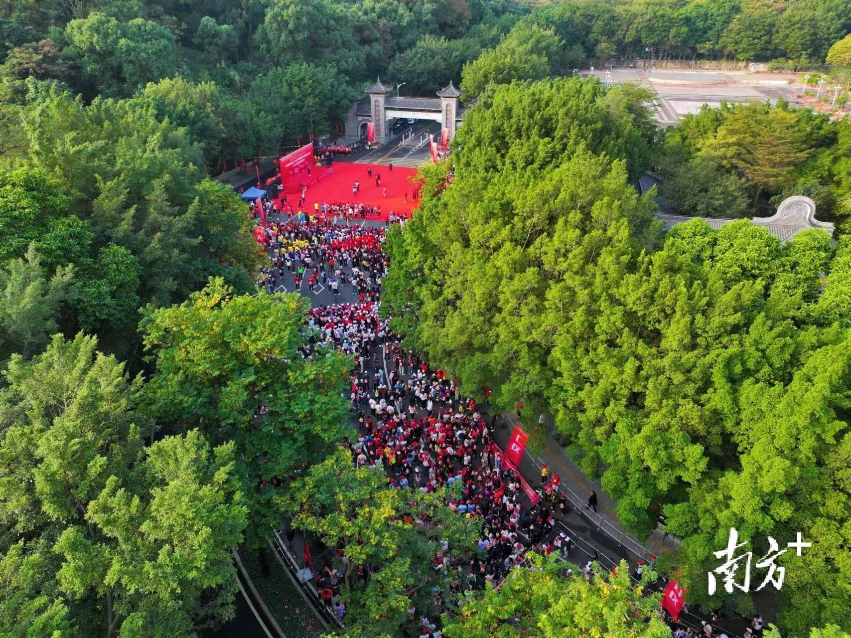 8公里,起點設在西樵山北門牌坊,參與者依次經過東湖,心宿24裡·西樵