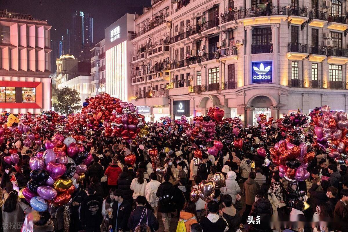 武汉江汉路在跨年夜变得热闹非凡