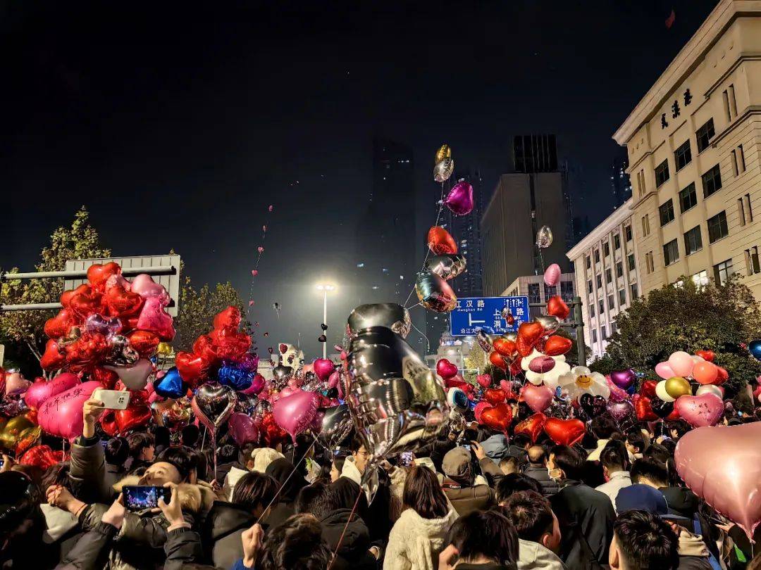 这…是跨年夜的青岛!五四广场挤到没信号,在石老人被踩了好几脚!