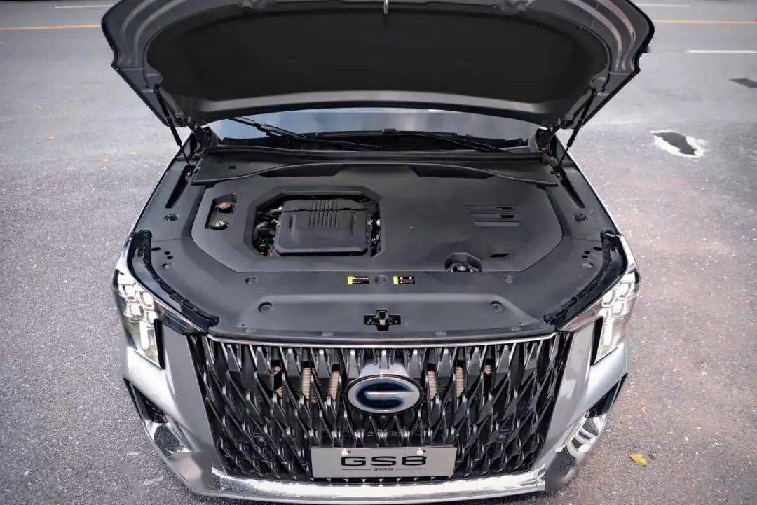 前者最大功率252马力,峰值扭矩400牛·米,匹配爱信8速手自一体变速箱