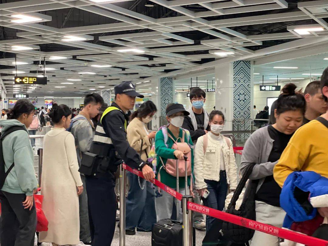 警力,强化人潮车流聚集地的路面交通疏导工作,及时引导群众分流绕行