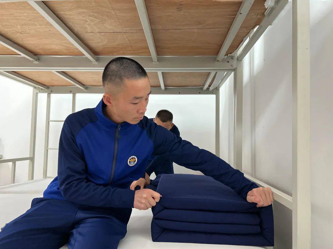 养成文明素养,组训人员从点滴入手,教导如何摆放物品,叠被子等细小