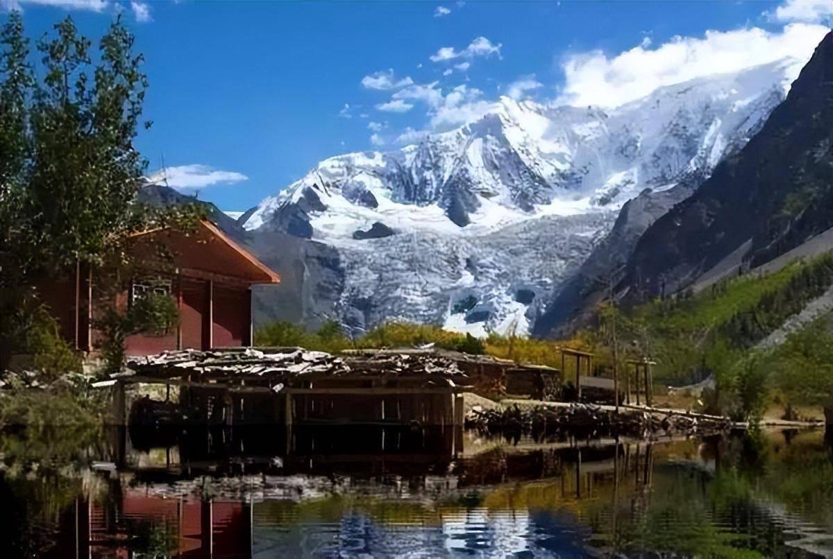 下端是针阔叶混交林地,皑皑白雪终年不化,郁郁森林四季常青,头裹银帕