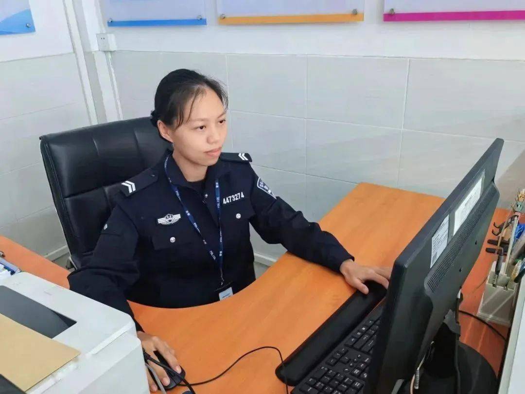 梁敏仪来到广州女子监狱,穿上蔚蓝的警服,开启了新的篇章.